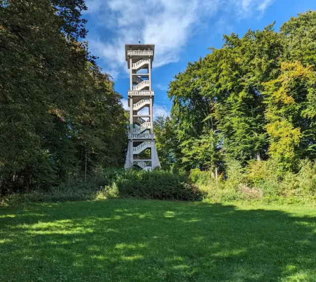Der Aussichtsturm Ebersberg ragt majestätisch zwischen grünen Bäumen empor. Eine Wendeltreppe führt zur Spitze, von wo aus man eine herrliche Aussicht genießen kann.