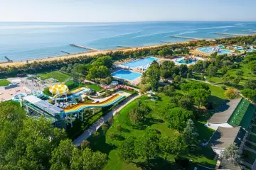 Wasserspaß am Meer: Pools, Rutschen und Grünflächen. Ein Traum für Familien, der **beste Campingplatz Italien** bietet.