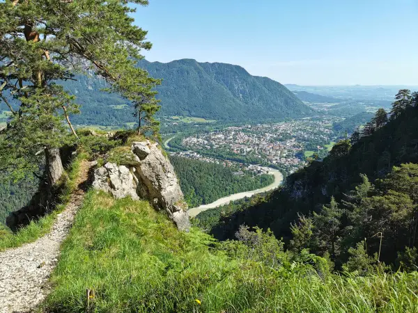 Wanderweg zum Predigtstuhl mit Blick auf Stadt und Fluss.